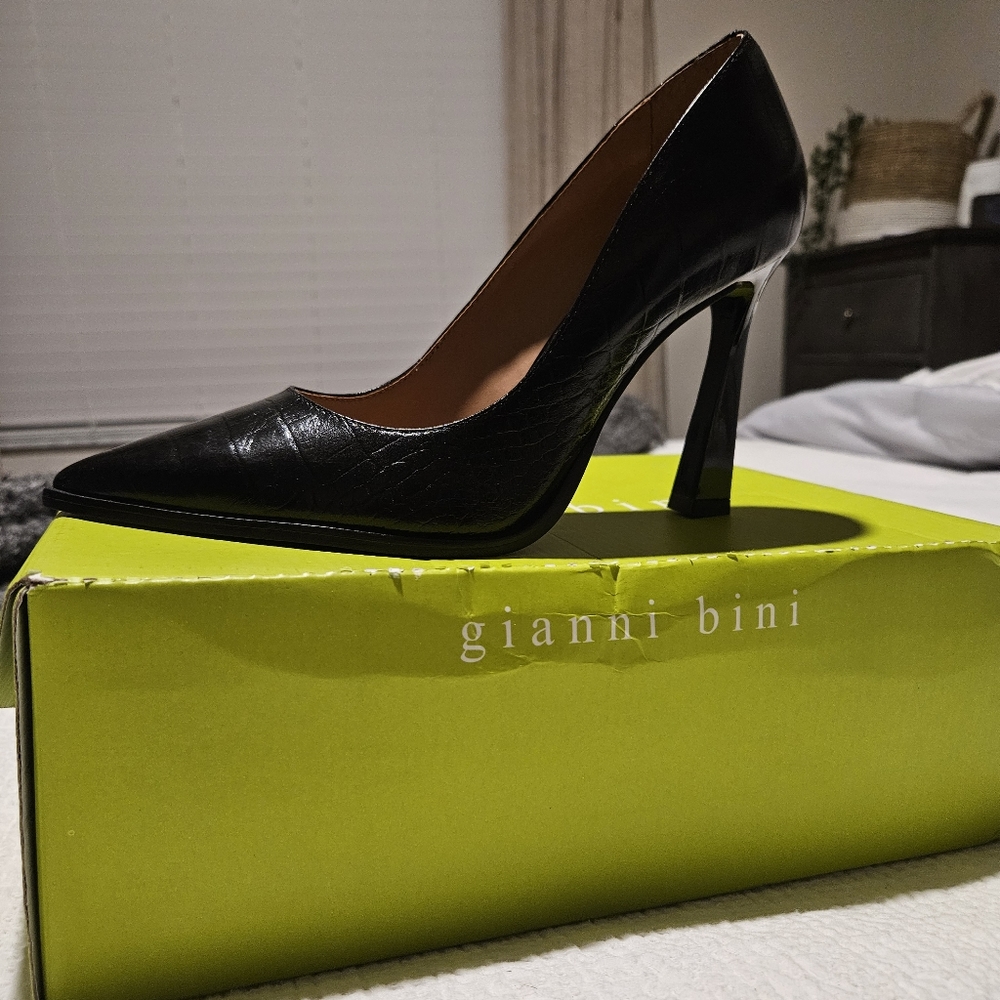 Gianni Bini Crocodile  Embossed Leather Pump
